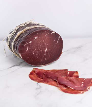 Tranches fines de Bresaola della Valtellina, charcuterie italienne traditionnelle, sur My Little Italy.