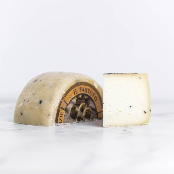 Cremiger Käse aus Schafsmilch mit schwarzen Trüffelstücken, eine Spezialität aus der Toskana.