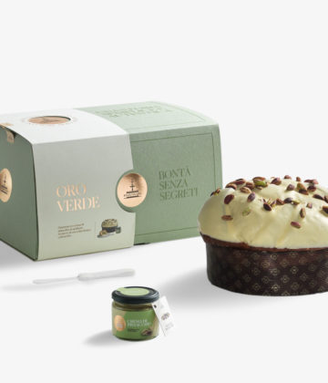 Verpackung des Panettone Fiasconaro Oro Verde von My Little Italy mit Pistaziencreme und Spatel.