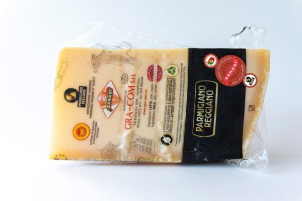 Parmigiano Reggiano Vacche Rosse DOP avec un affinage de 24mois, en format de 1kg