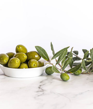Glas grüne Oliven, ein Muss in der mediterranen Küche, angeboten von My Little Italy.