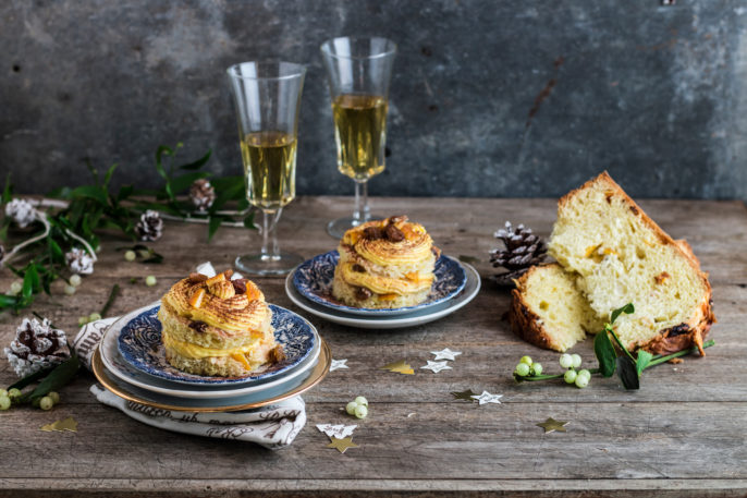 Assortiment de recettes avec Panettone sur une table festivement dressée.