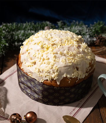 Präsentation des Panettone mit Strega-Creme in einer weihnachtlichen Atmosphäre. Erhältlich auf My Little Italy