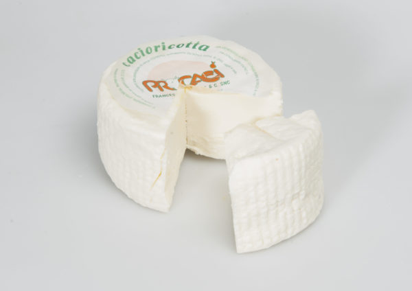 Cacioricotta-Käse, eine einzigartige Mischung aus Kuh-, Schafs- und Ziegenmilch, präsentiert auf My Little Italy.