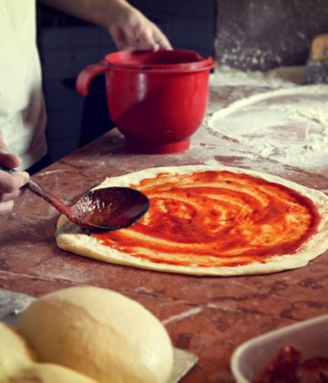 Frischer Pizzaboden Ø 35cm mit Tomatensauce belegt - 2er-Set, erhältlich auf My Little Italy.