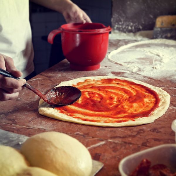 Frischer Pizzaboden Ø 35cm mit Tomatensauce belegt - 2er-Set, erhältlich auf My Little Italy.