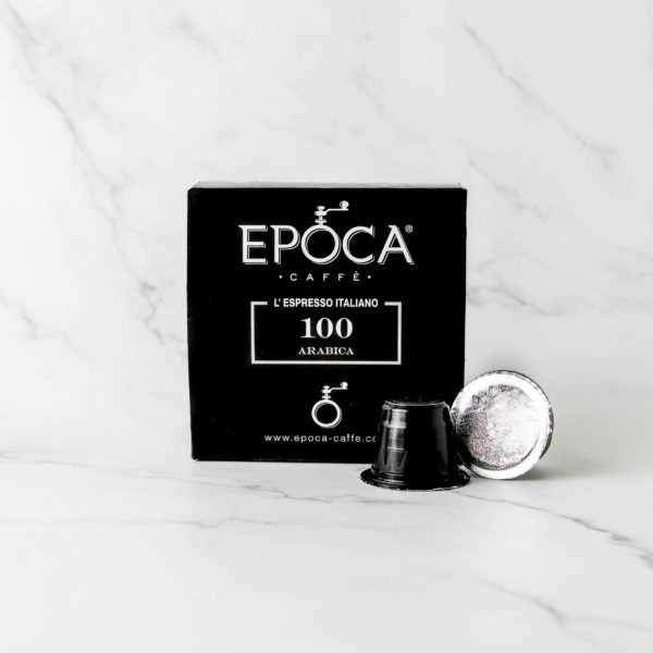 Emballage et capsule de café Epoca Caffè 100 Arabica, torréfié en Italie, compatibles avec les machines Nespresso®, offrant un expresso italien authentique et riche en arômes, disponible chez My Little Italy.