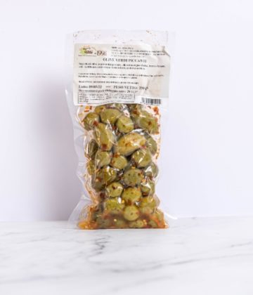 Versiegelte Packung mit 250 g pikanten grünen Oliven, bereit zum Verzehr oder zur Zugabe zu Ihren Lieblingsrezepten.
