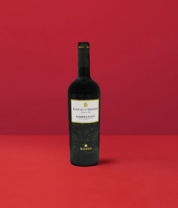 Bouteille de Barbera d'Asti Bosio DOCG sur un fond rouge vif