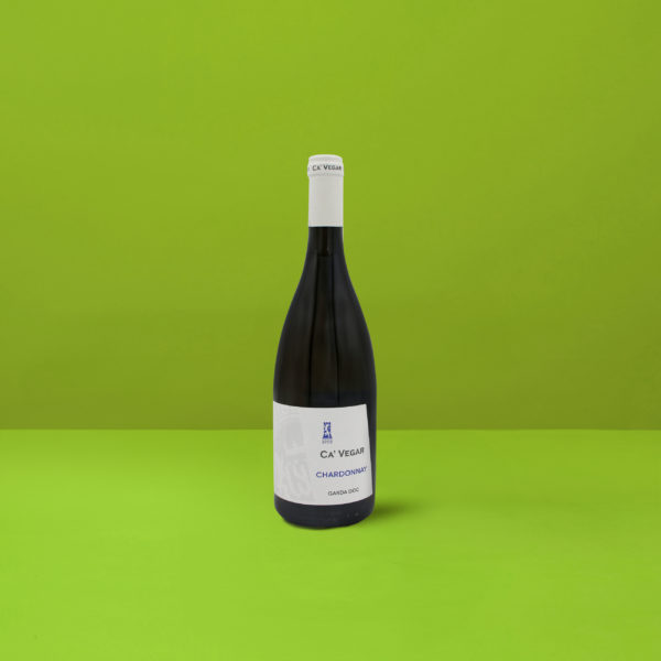 Une bouteille éclatante de Ca' Vegar Chardonnay Garda DOC sur fond vert, représentant l'équilibre parfait entre la fraîcheur et la complexité.