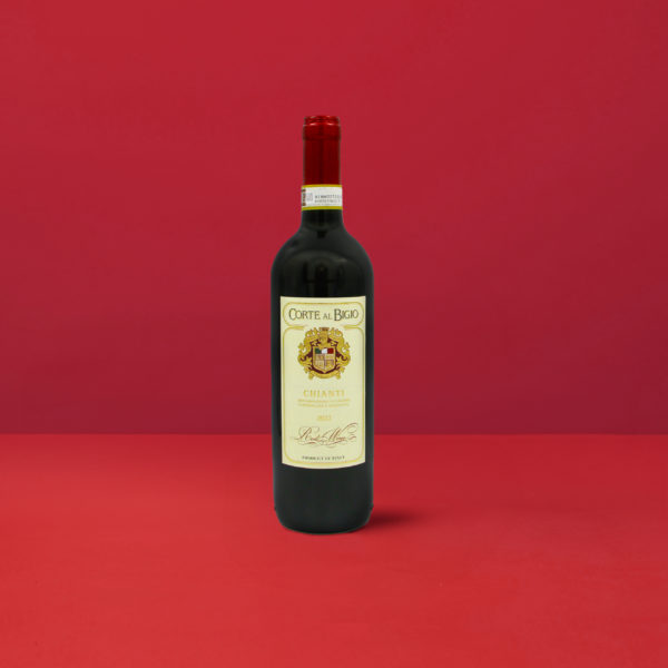 Chianti Corte al Bigio DOCG-Flasche mit klassischem Etikett auf leuchtend rotem Hintergrund