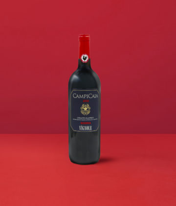 Élégante bouteille de Chianti Classico Riserva Vignole DOCG sur un fond rouge vibrant