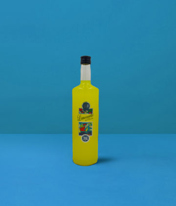 Bouteille (1 litre) de Limoncello di Procida brillant d'un jaune intense sur fond bleu, évoquant les chauds rayons du soleil de l'île de Procida.