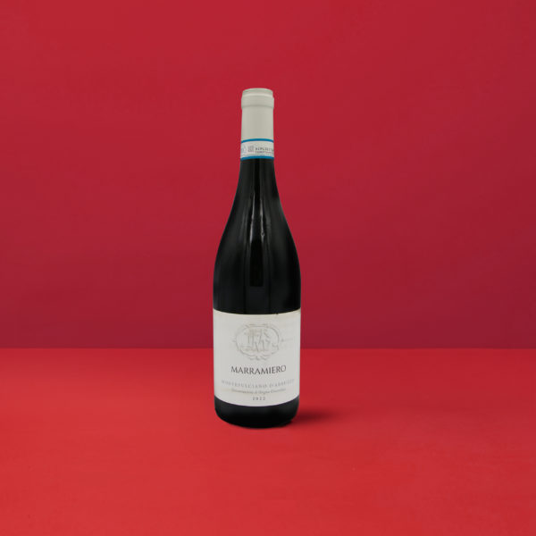 Bottiglia di Montepulciano d&#039;Abruzzo Marramiero DOP su elegante sfondo rosso