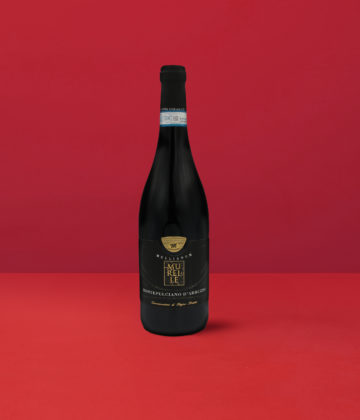 Bouteille de Montepulciano d'Abruzzo Murelle DOP sur fond rouge, incarnation de la richesse de l'Abruzzo