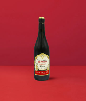 Bouteille de Valpolicella Ripasso Superiore Antiche Terre DOC sur fond rouge uni