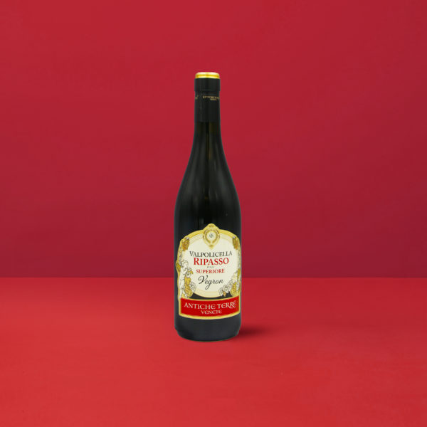 Bouteille de Valpolicella Ripasso Superiore Antiche Terre DOC sur fond rouge uni