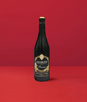 Flasche Amarone Classico Antiche Terre DOCG, zeigt seine tiefe granatrote Farbe