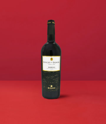 Bouteille de Barolo Bosio DOCG sur fond rouge, capturant l'essence du vin des rois