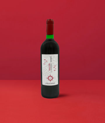 Flasche Sulitai Cannonau di Sardegna, ein sardischer Wein, der Struktur und Harmonie in einem roten Dekor vereint.