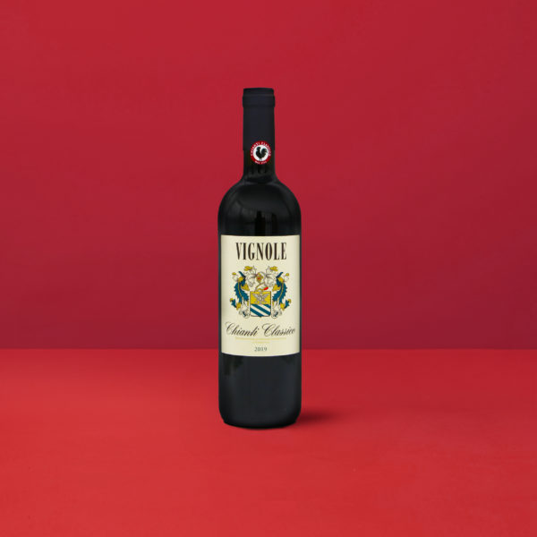 Chianti Classico Vignole DOCG Flasche auf einem leidenschaftlich roten Hintergrund