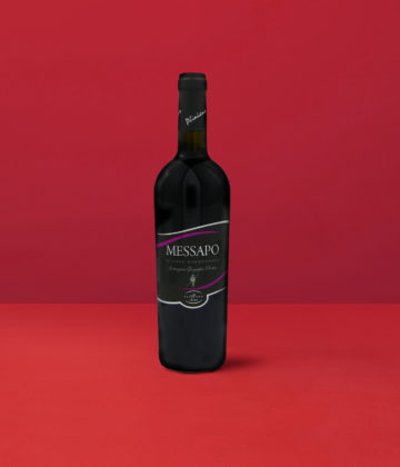 Bouteille de Salento Negroamaro Messapo IGT mettant en avant le rouge rubis et les nuances des vins du Salento