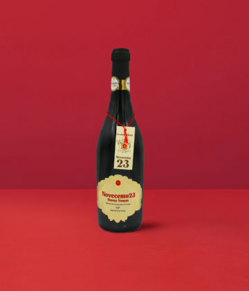 Flasche Novencento 23 Rosso Veneto IGP auf rotem Hintergrund