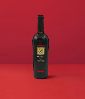 Bottiglia di Ottantotto 88 Primitivo Salento IGT dal colore rosso intenso con riflessi, simbolo di un vino ricco e speziato.