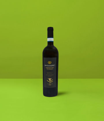 Eine leuchtende Flasche Pecorino Abruzzo Marramiero DOC auf grünem Hintergrund, die die Tiefe und Lebendigkeit des italienischen Weißweins feiert.