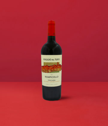 Bottiglia di Poggio al Tufo - Rompicollo Tommasi IGT su sfondo rosso, simbolo della qualità toscana