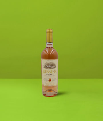 Une bouteille raffinée de Toscana Rosato Cemina IGT, reflétant la teinte rose pâle et la clarté minérale du vin.