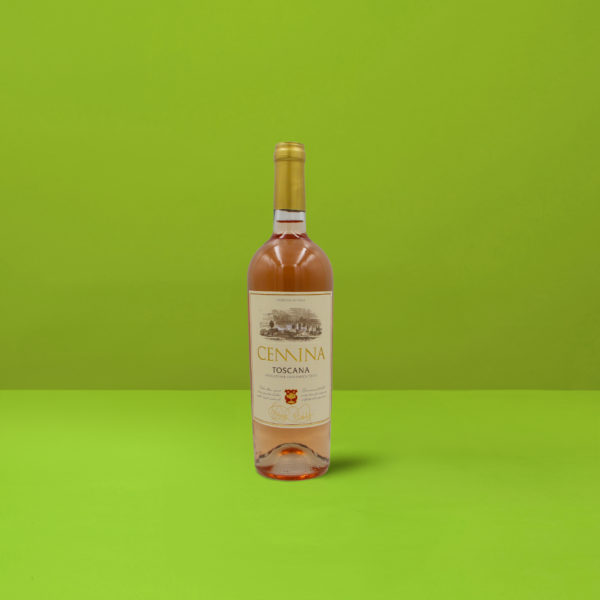 Une bouteille raffinée de Toscana Rosato Cemina IGT, reflétant la teinte rose pâle et la clarté minérale du vin.