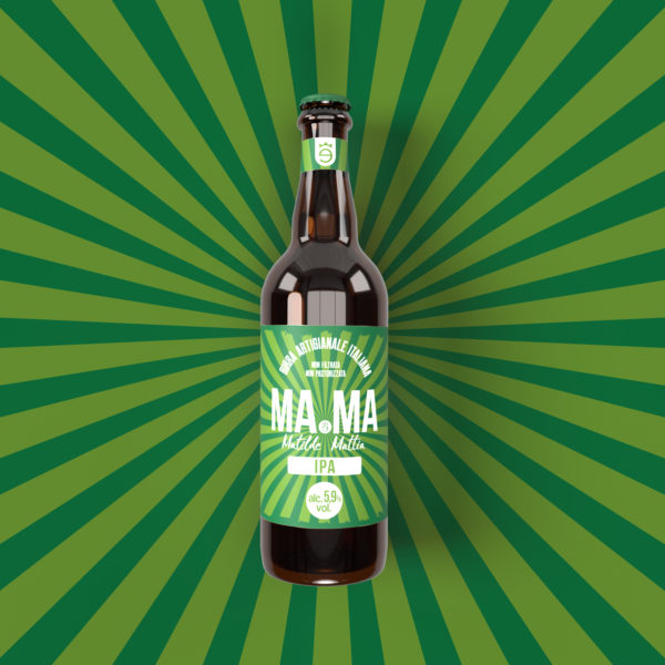 Bottiglia di birra artigianale MaMa IPA su sfondo verde.