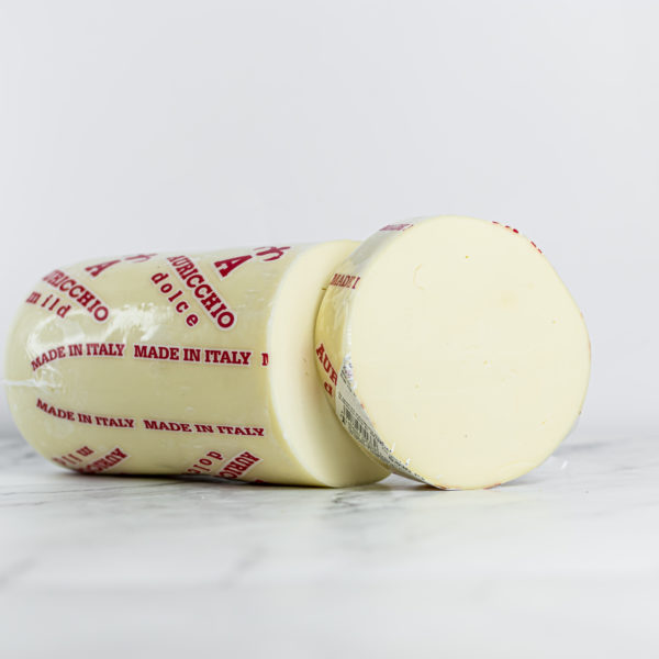 Provolone Dolce Auricchio avec sa croûte caractéristique blanche et ses inscriptions rouges Made in Italy